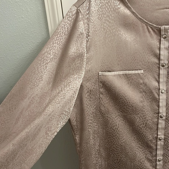 Gold T Tahari blouse ⭐️ - Picture 2 of 5